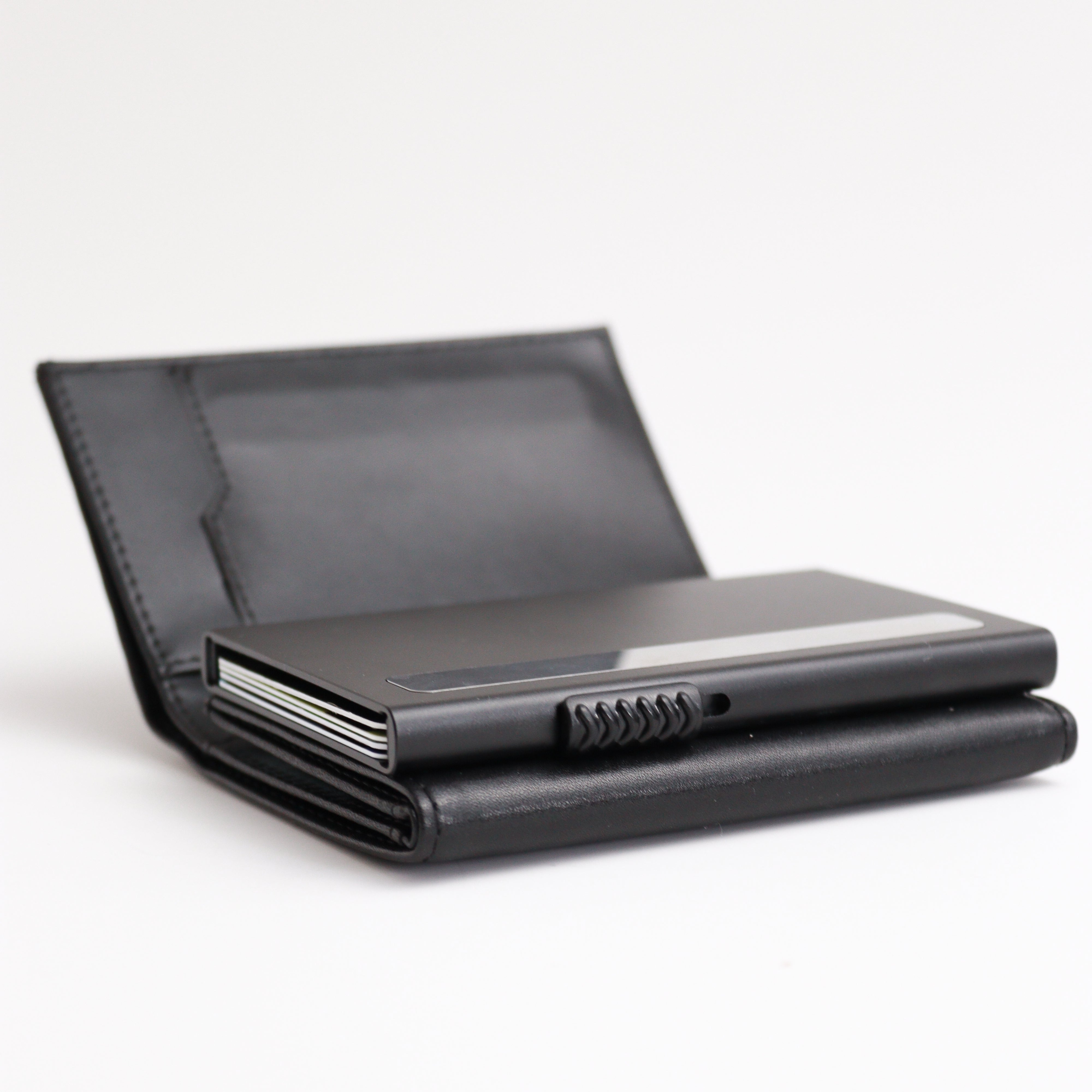 Minimalism and security: Anti-theft cardholder for everyone