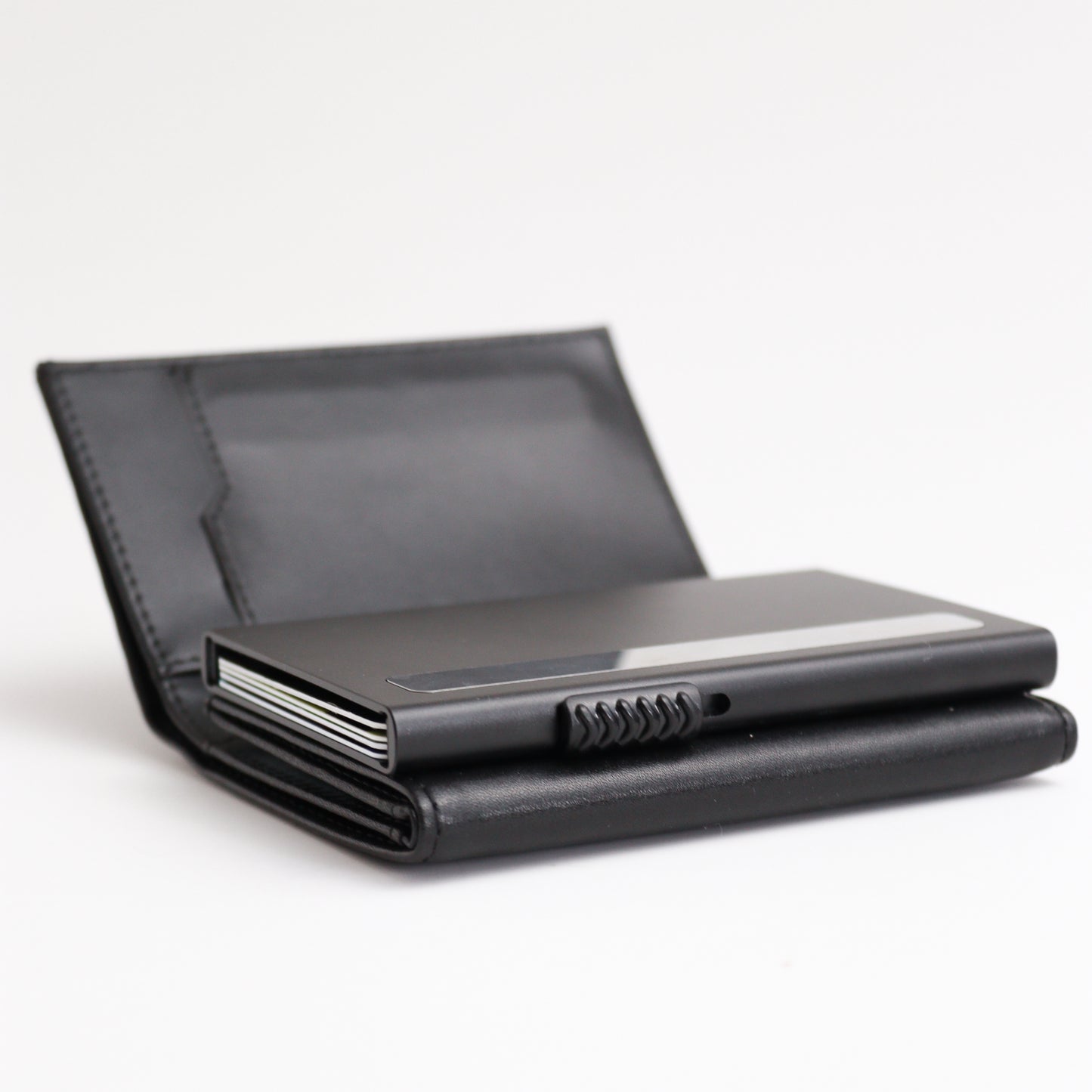 Minimalism and security: Anti-theft cardholder for everyone